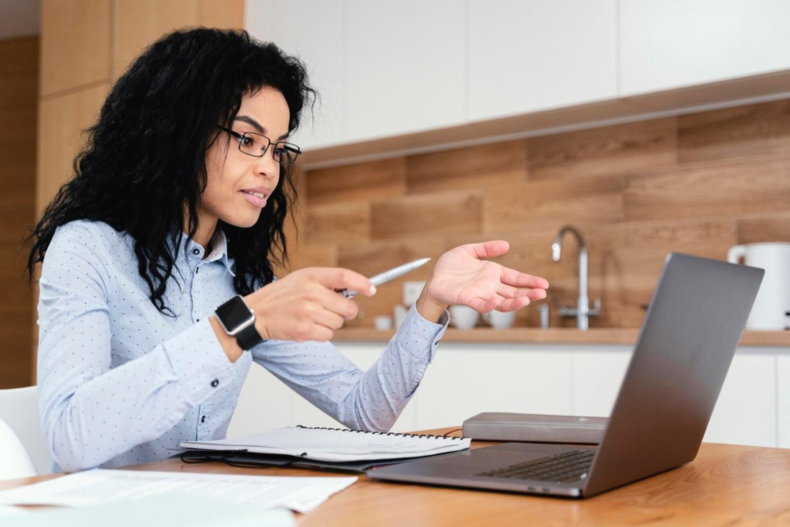 Sesi pembelajaran praktis financial modeling untuk analis