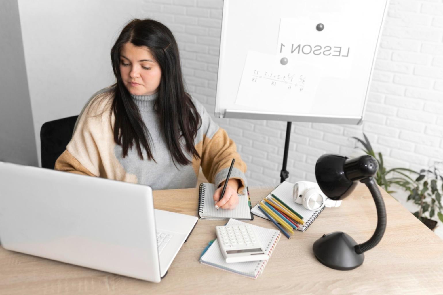 Sesi pembelajaran pemodelan keuangan dengan instruktur berpengalaman