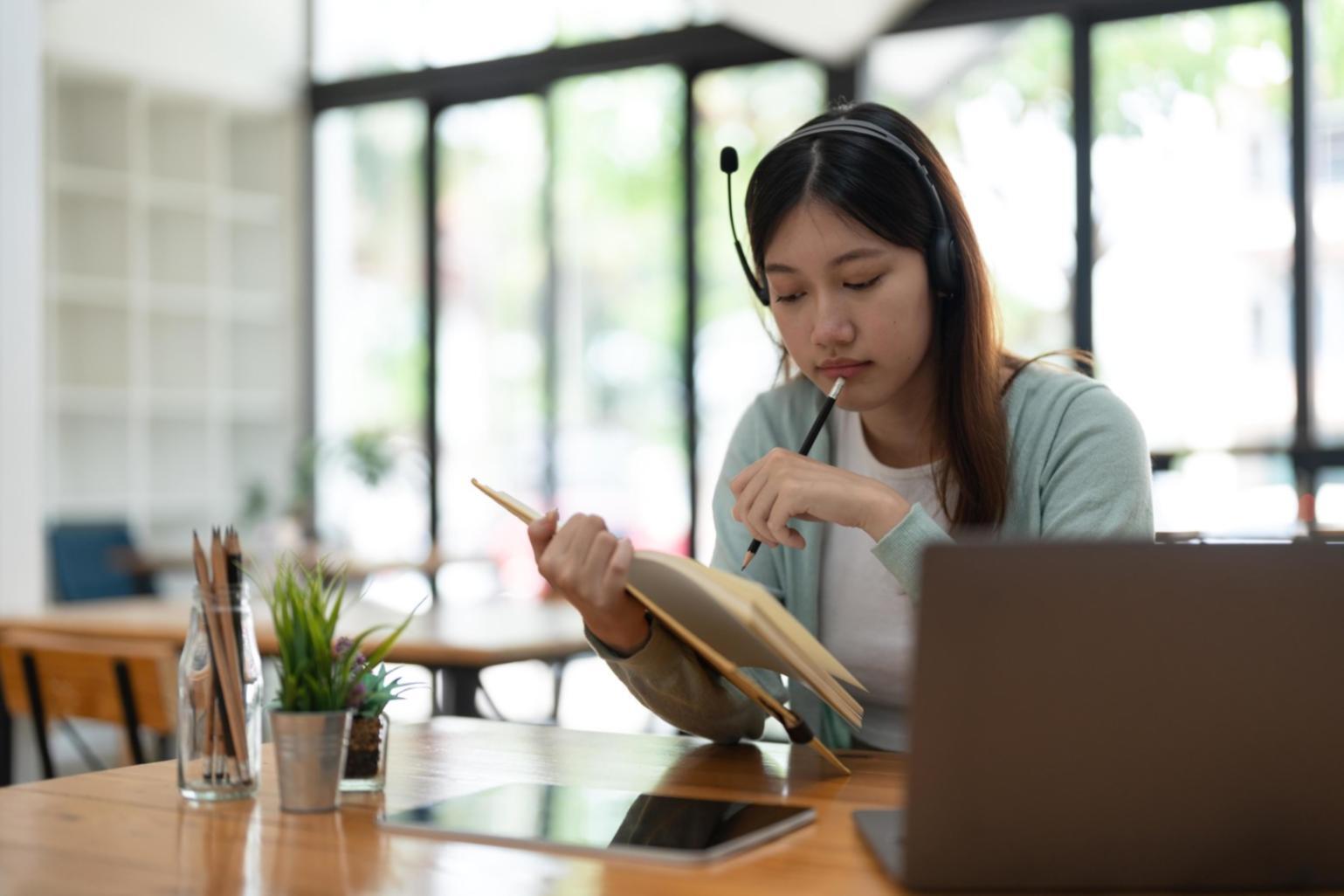 Peserta program sedang mengerjakan model keuangan dengan bimbingan mentor