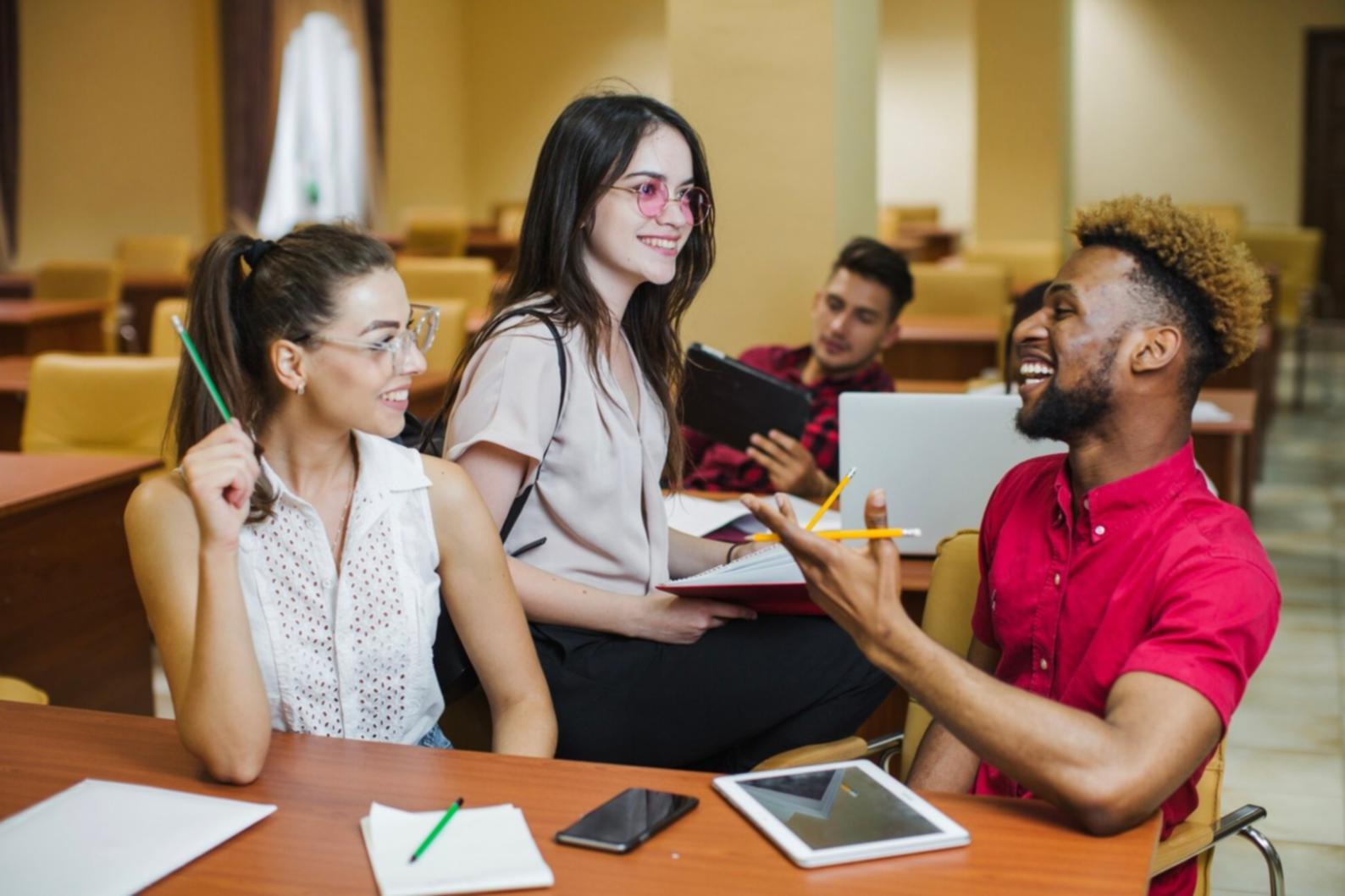 Instruktur Koxythrand memberikan penjelasan mendalam tentang asumsi model