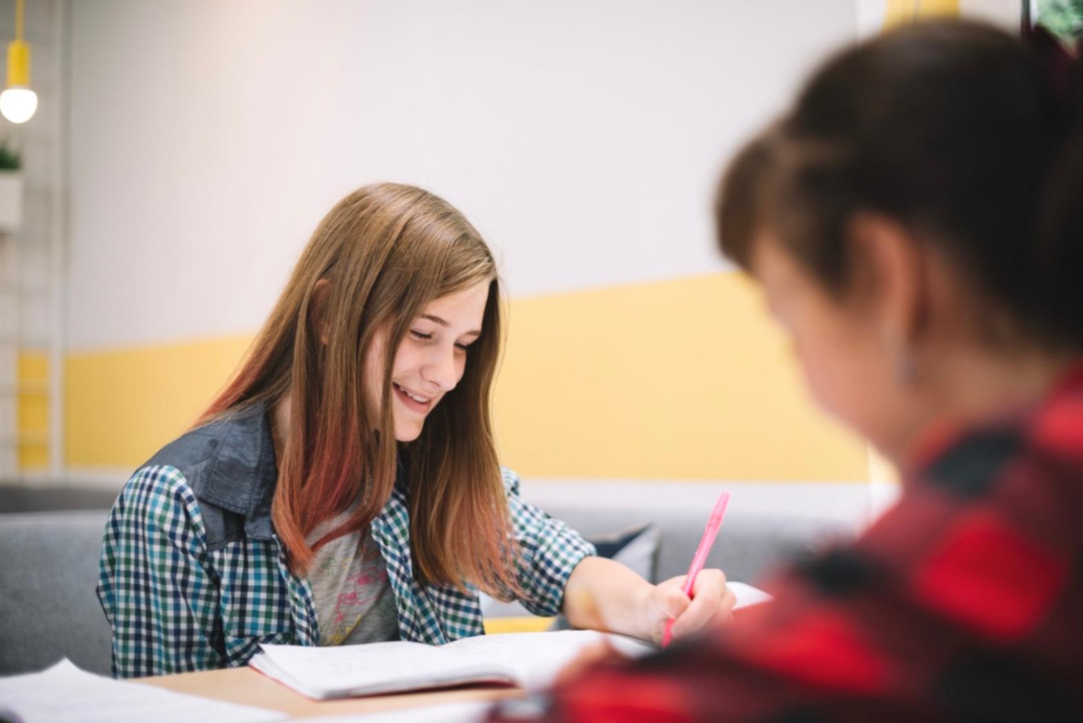 Tim instruktur Koxythrand sedang menyiapkan materi untuk program berikutnya